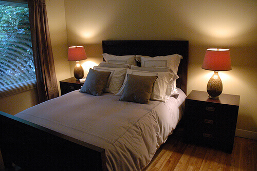 slaapkamer met opgemaakt bed