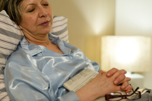Vrouw doet een dutje