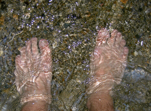 Voeten in koud water