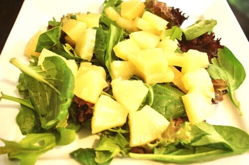 Salade met ananas en spinazie