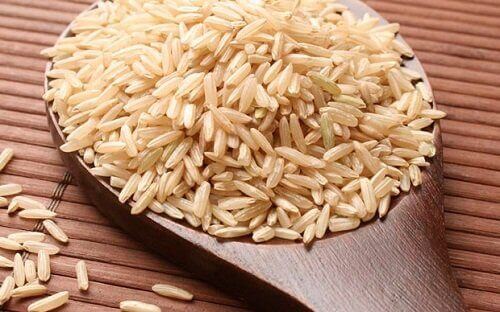 Bruine rijst op een lepel