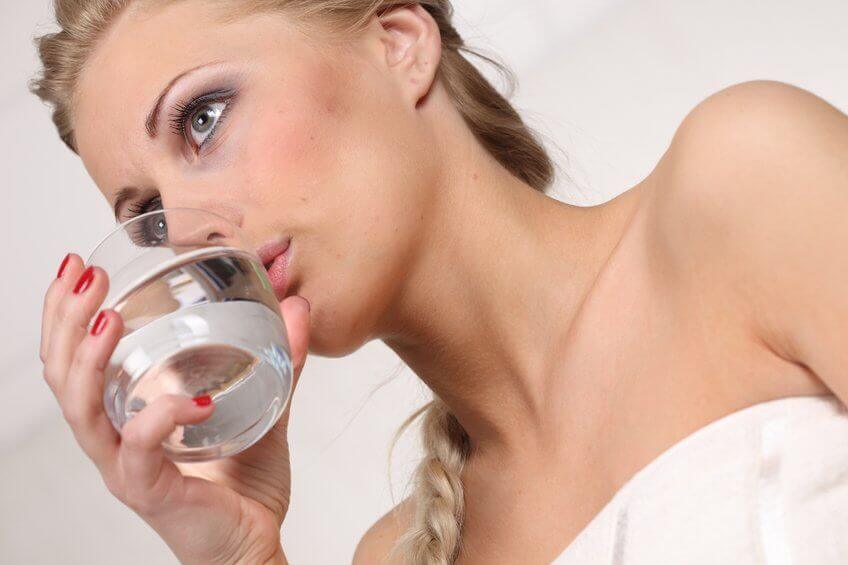 Vrouw drinkt water