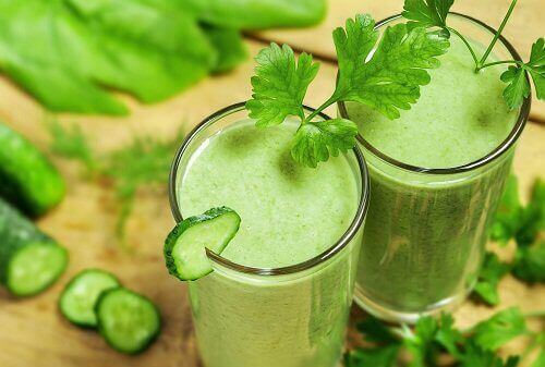 2 glazen met groene smoothie