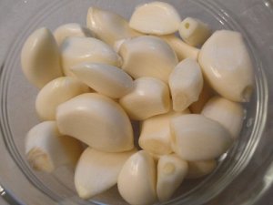 De helende gezondheidsvoordelen van knoflooksap