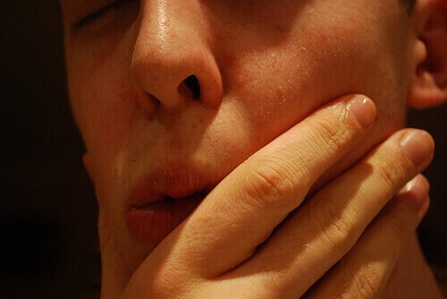 hand houdt mond vast