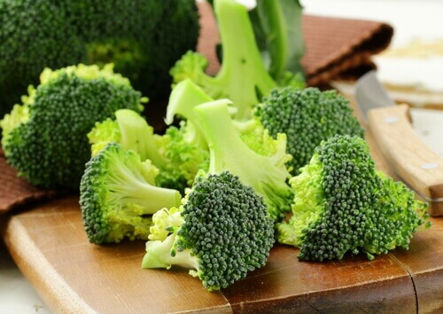 Consumeer meer vezelrijke voedingsstoffen zoals broccoli