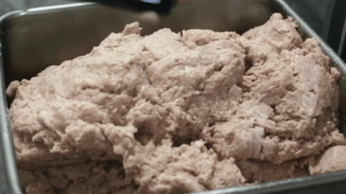 Smeersel dat in kipnuggets zit