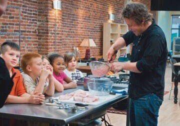 Jamie Oliver legt kinderen uit hoe kipnuggets gemaakt worden