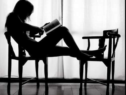Een vrouw die leest
