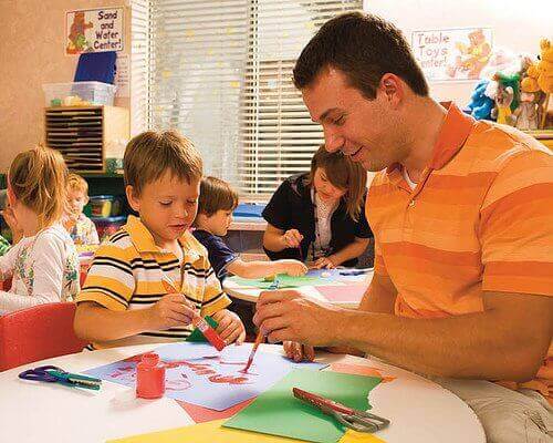 vader en kind aan het knutselen