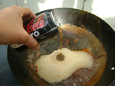Cola voor schoonmaken van een pan
