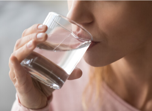 Is water drinken tijdens het eten goed?