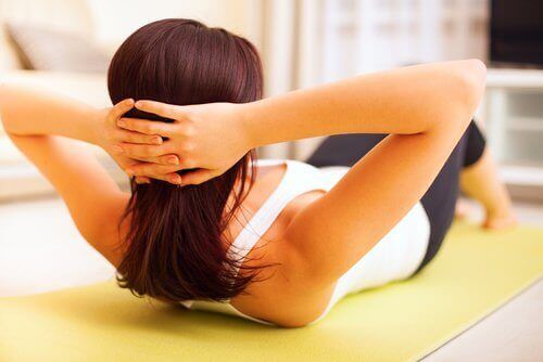 vrouw doet buikspieroefening