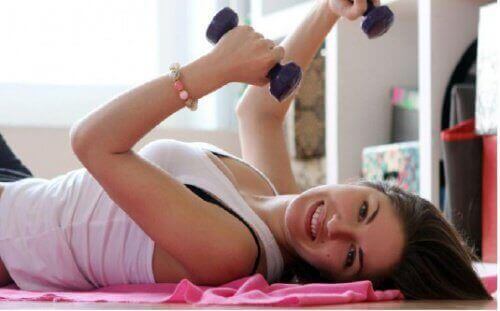 vrouw met gewichtjes