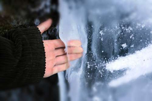 Hand met IJs