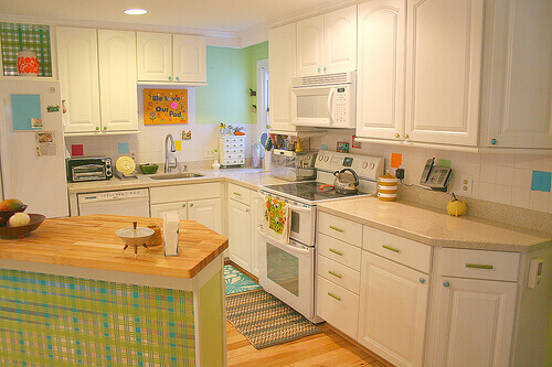 Een van de manieren om baking soda te gebruiken is om je gootsteen te ontstoppen