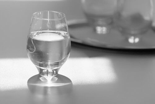 Glas water op tafel