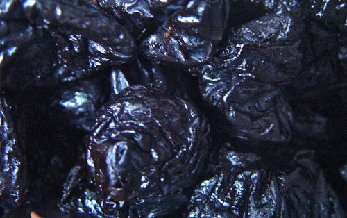 Hoe moet ik gedroogde pruimen eten