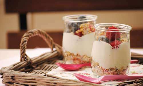 Ontbijt met yoghurt en fruit