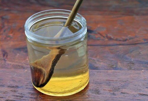 De voordelen van het drinken van water met honing