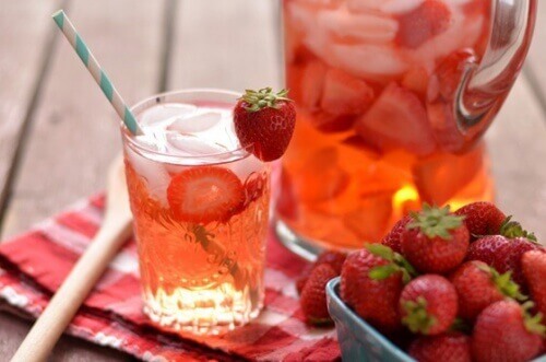 Aardbeienwater in een glas