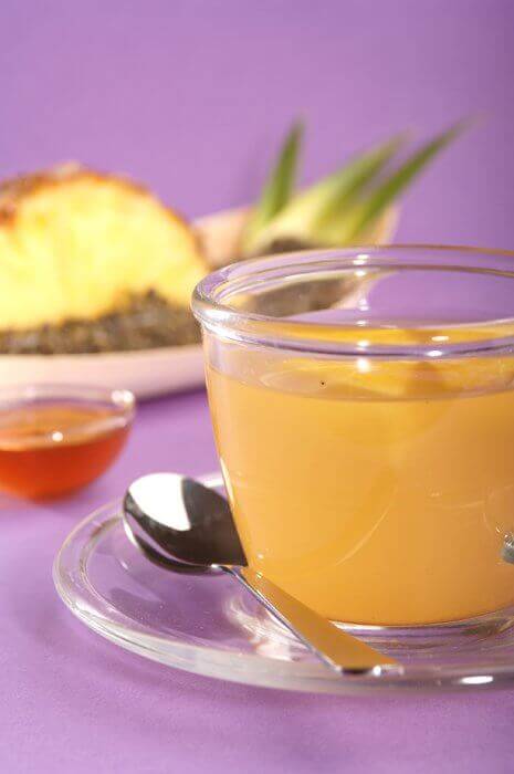 Ananasinfusie in een kom