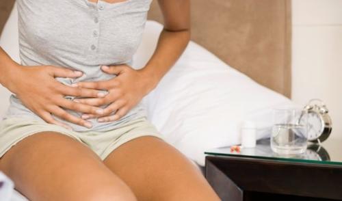 Vrouw die last heeft van constipatie