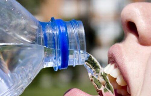 5 redenen om geen flessenwater te drinken