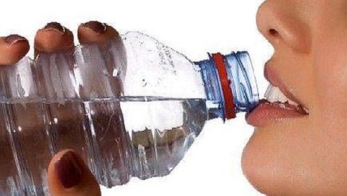 Is water uit plastic flessen drinken veilig?