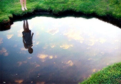 Kijk in de spiegel en vraag jezelf af wat er aan de hand is als je je droevig voelt