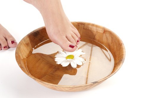 Voetbad met kamille tegen pijn in de voeten