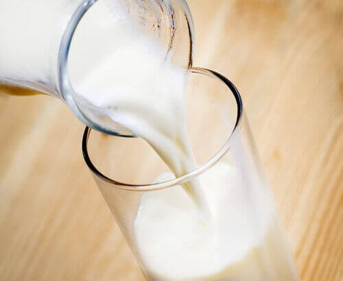 Eén van de slechte voedingsmiddelen tijdens het avondeten is melk