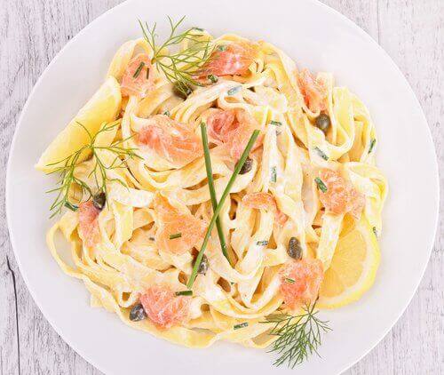 Eén van de slechte voedingsmiddelen tijdens het avondeten is pasta