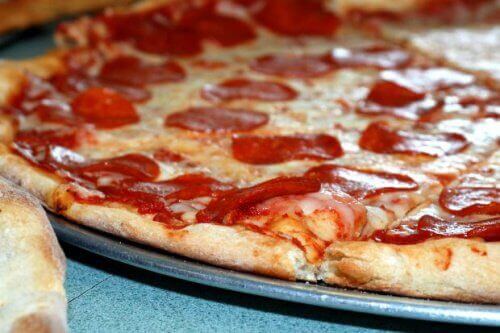 Eén van de slechte voedingsmiddelen tijdens het avondeten is pizza