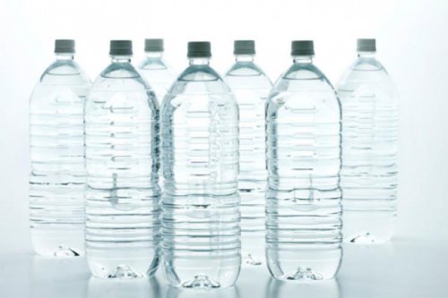 Welke soort water uit plastic flessen is het gezondst