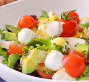 Een lekkere ontgiftende salade tegen een opgeblazen gevoel