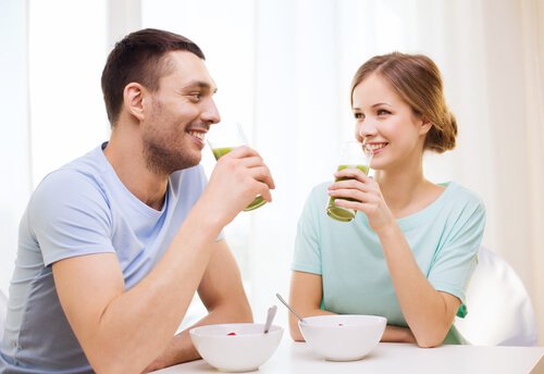 Een man en vrouw drinken komkommersap