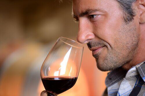 Man met een glas rode wijn