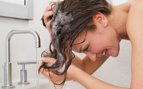 Vrouw wast haren