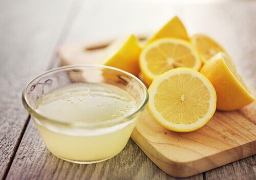 Gesneden citroenen en citroensap