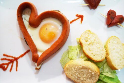 Eieren in de vorm van een hart met worstjes of groenten