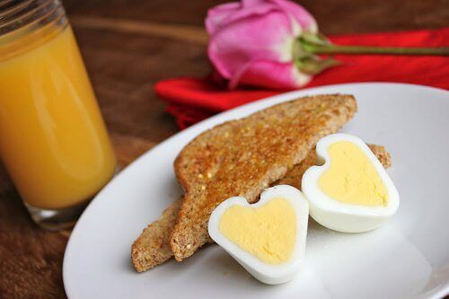Maak eieren in de vorm van een hartje