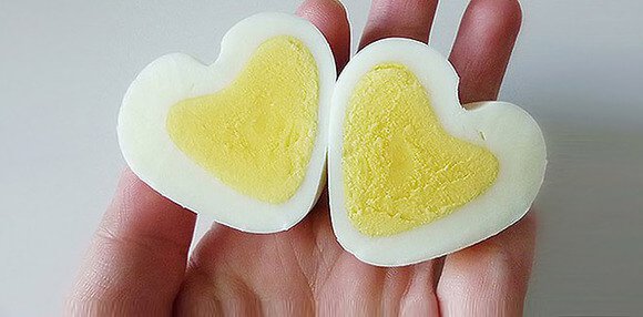 Lol in de keuken om eieren in de vorm van een hartje te maken