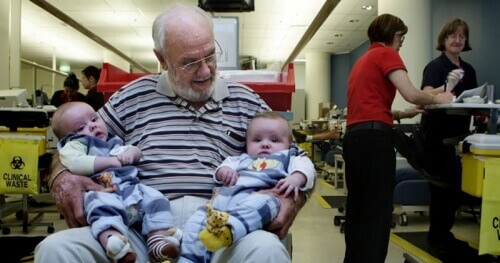 Man redt miljoenen baby’s met zijn bloed