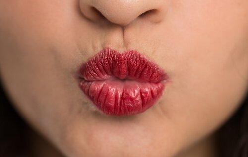 Mond met getuite lippen