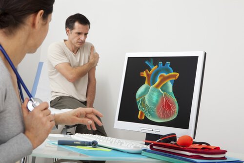 Arts bespreekt hartzieke met patiënt