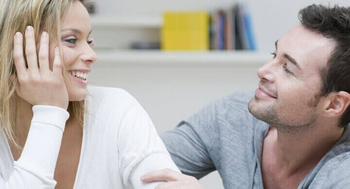 Man en Vrouw die Praten