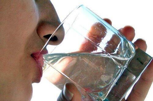 Door veel water te drinken kun je het negatieve effect van zout voor je lichaam helpen verminderen