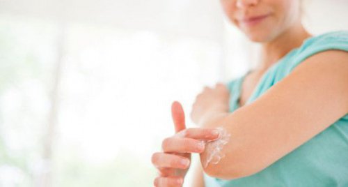 Gebruik baking soda om de huid op je ellebogen lichter te maken