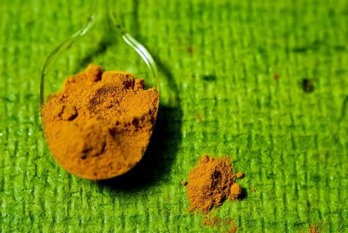 Kurkuma gebruiken in plaats van zout om het negatieve effect van zout op je nieren te verminderen